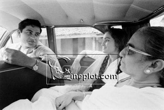 Joy Mukherjee & Asha Parekh with her mother