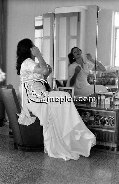 Madhubala infront of her mirror