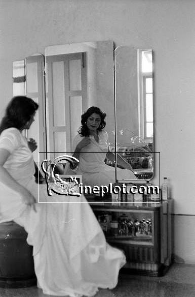 Madhubala infront of her mirror