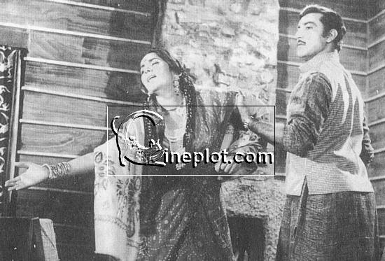 Shamim Ara and Mustafa Qureshi in Lakhoun Mein Aik (1967)