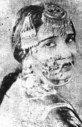 Balo Balo, who acted in Heer Sial (1938) was the mother of Pakistan's first superstar actress Sabiha Khanum.