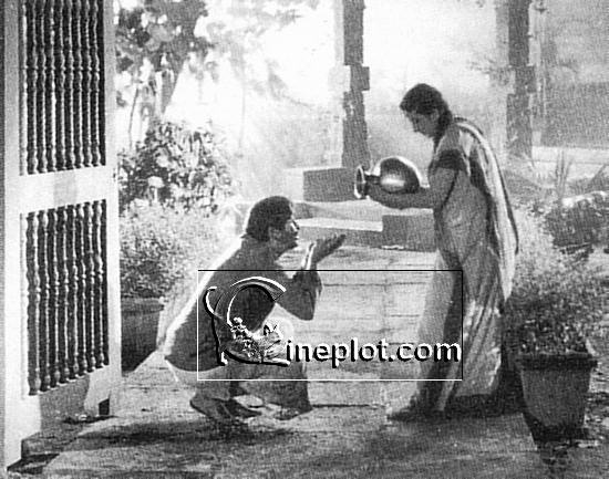 Nargis quenching Raj Kapoor's thirst in Jagte Raho (1956). Their last film together Nargis quenching Raj Kapoor's thirst in Jagte Raho (1956). Their last film together